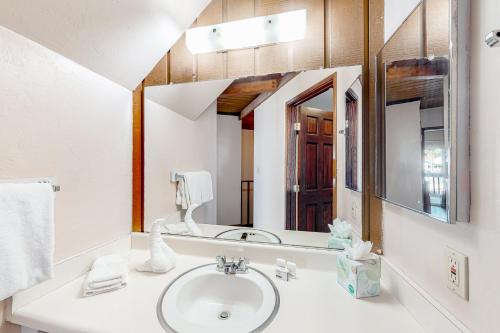 ein Bad mit einem Waschbecken und einem Spiegel in der Unterkunft Sierra Park Villas 33 G in Mammoth Lakes