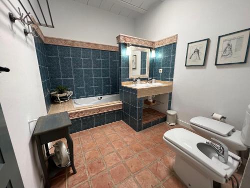 y baño con aseo, lavabo y bañera. en Casa Rural Alzabara con Piscina Privada, en Taberno