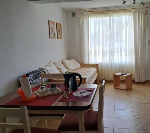 una sala de estar con una mesa y un sofá en Centro Rio Gallegos, en Río Gallegos
