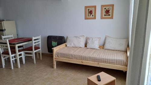 een kleine woonkamer met een bank en een tafel bij Centro Rio Gallegos in Río Gallegos