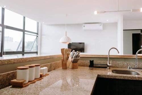 聖薩爾瓦多的住宿－Wabi Salvi Apartment-A senses experience.，厨房配有水槽和带刀具的台面