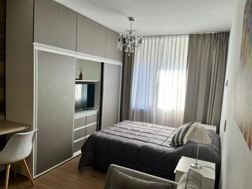 1 dormitorio con 1 cama y TV. en Apart. Av. Corrientes en Buenos Aires