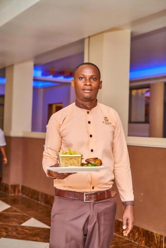Miembros del personal de Wilsen Hotel Nansana
