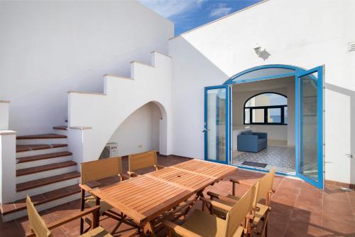 Foto Chic, Stylish Traditional Townhouse with Terrace - St. Paul’s Bay 1
