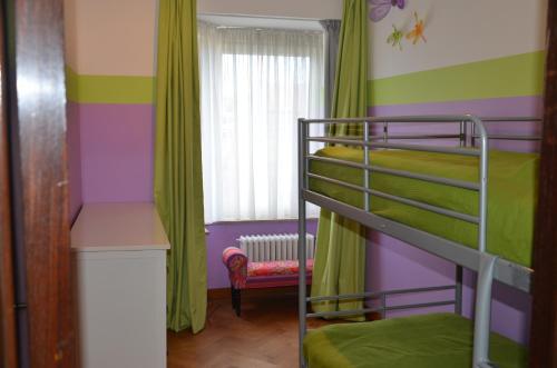 Cette chambre dispose de lits superposés, de 2 lits superposés et d'une fenêtre. dans l'établissement Hartenhuys Oostende, à Ostende