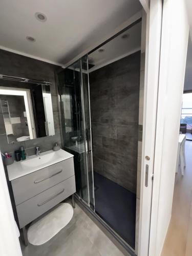 une salle de bain avec douche et lavabo dans l'établissement CANNES VILLA FRANCIA, à Cannes