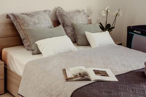 Un dormitorio con una cama con un libro. en Beautiful 2 bed in center Sliema near beach, en Sliema