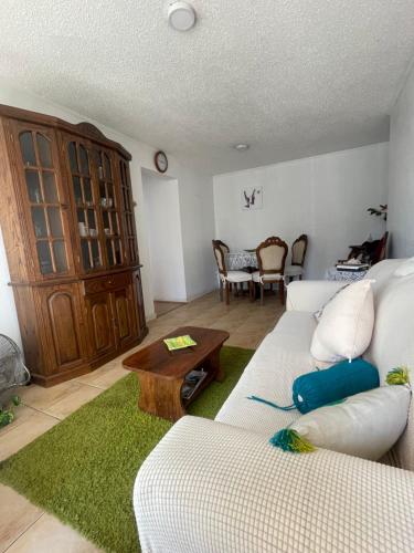 - un salon avec deux canapés blancs et une table dans l'établissement Hermoso Depto Jardines, à Rancagua