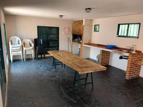 Habitación con mesa de madera y sillas. en Castillo Del Lago - Carlos Paz - D07 en Villa Carlos Paz