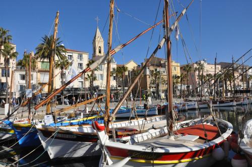 un groupe de bateaux amarrés dans un port dans l'établissement les Chambres Tropéziennes, à Sanary-sur-Mer