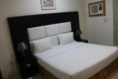 Кровать или кровати в номере Al Massah Al Khalijiyah Furnished Units
