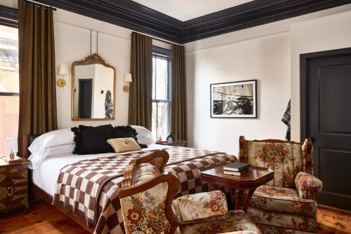 波特蘭的住宿－Blind Tiger Portland - Carleton Street，卧室配有一张床和一张桌子及椅子
