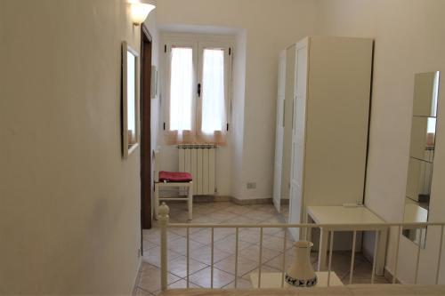 pasillo con mesa y silla en una habitación en Casa Naldi, en Florencia