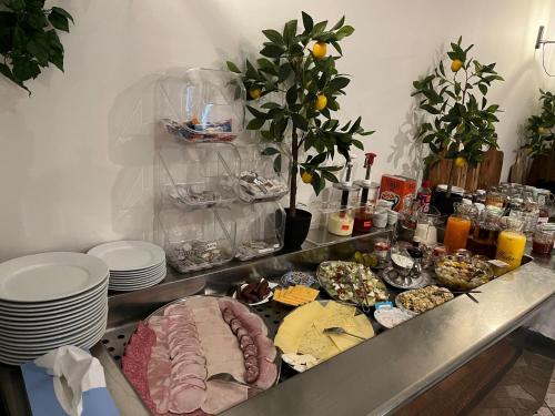 a buffet with food on a table with plates at Hotel Dijkzicht in Oudeschip