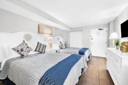 um quarto com duas camas e uma televisão em Beautiful Direct Ocean Front North Myrtle Condo em Myrtle Beach