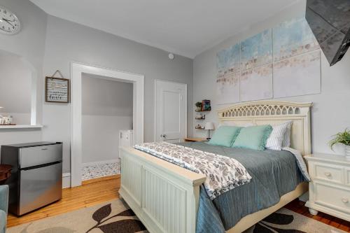 1 dormitorio con 1 cama grande con almohadas azules en G7 central location museums free parking, en Richmond