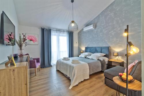 ein Hotelzimmer mit einem Bett und einem Sofa in der Unterkunft Apartments Bobinac in Senj