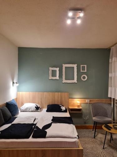 um quarto com uma cama grande e uma parede azul em Kineski zid em Zenica