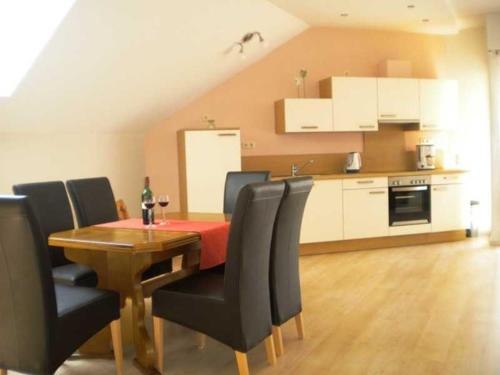 - une cuisine et une salle à manger avec une table et des chaises dans l'établissement Ferienhof Knoll, à Lindenfels