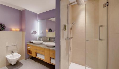 Hotel Sonnengut Wellness - Therme - Spaにあるバスルーム