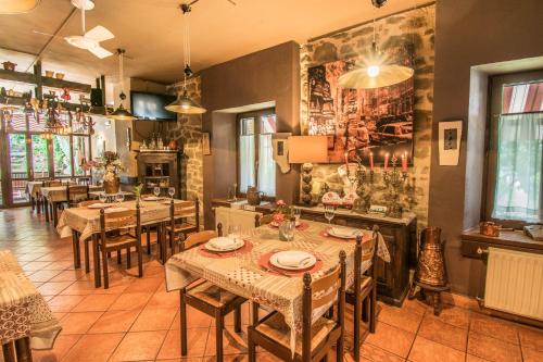 a dining room with tables and chairs in a restaurant at Hostal Rural Txapi Txuri Logis Hotels in Murillo el Fruto