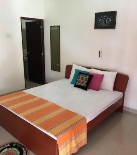 ein Bett mit zwei Kissen auf einem Zimmer in der Unterkunft Sun & Sand Guest House in Mullaittivu
