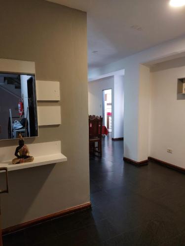 Habitación con pasillo con espejo y mesa. en Departamentos PLAZA, a 12 metros de la catedral y plaza principal en San Fernando del Valle de Catamarca