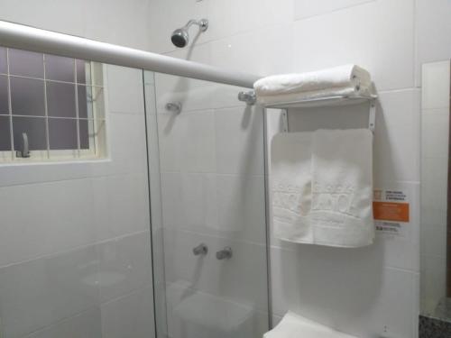 baño con ducha y puerta de cristal en HOTEL CASABLANCA, en Aparecida de Goiania