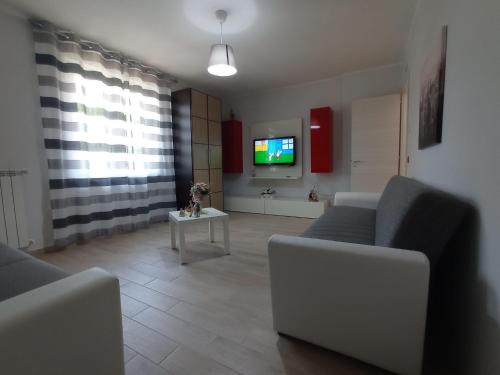 - un salon avec deux canapés et une télévision dans l'établissement B&B Villa Rosa vista Castello, à SantʼAntonio Abate