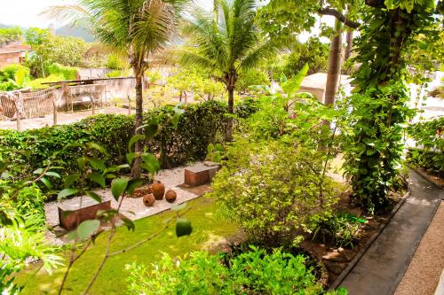 a garden with a lot of plants and trees at Pousada Aldeia's in Aragarças