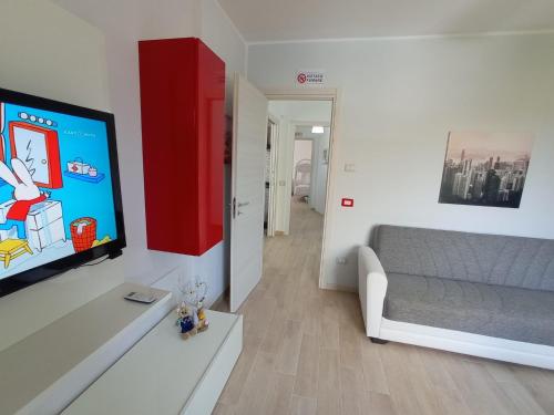 Il comprend un salon doté d'une télévision à écran plat et d'un canapé. dans l'établissement B&B Villa Rosa vista Castello, à SantʼAntonio Abate