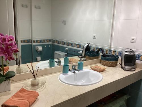 encimera con lavabo y espejo en Casa Ilaria Fuerteventura -Wifi free, en Corralejo