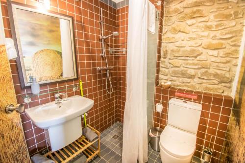 Koupelna v ubytování Hostal Rural Txapi Txuri Logis Hotels
