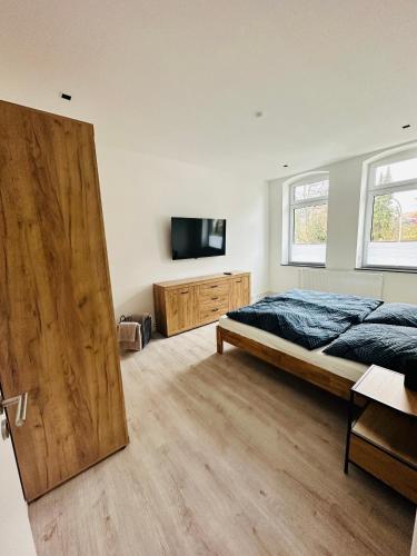 a bedroom with a bed and a sliding door at Ferienwohnung Obernkirchen in Obernkirchen