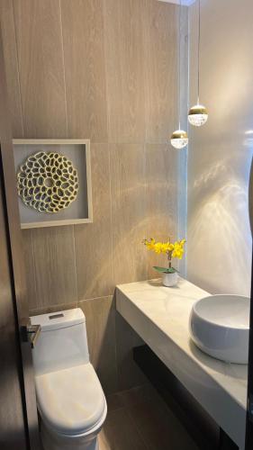 Ένα μπάνιο στο Luxurious and Spacious Condo