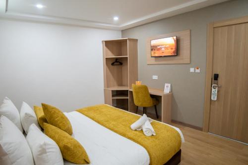 um quarto de hotel com uma cama e uma secretária em Sahariano hotel City Center em Laayoune