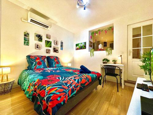 - une chambre avec un lit et une couette colorée dans l'établissement *Le Namasté*Fibre Wifi*Hyper Centre*, à Salon-de-Provence