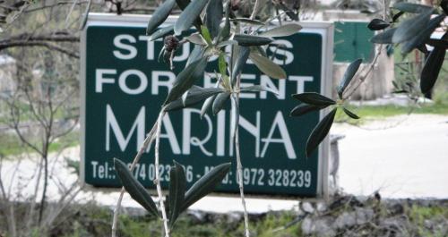 Marina Studiosに飾ってある許可証、賞状、看板またはその他の書類