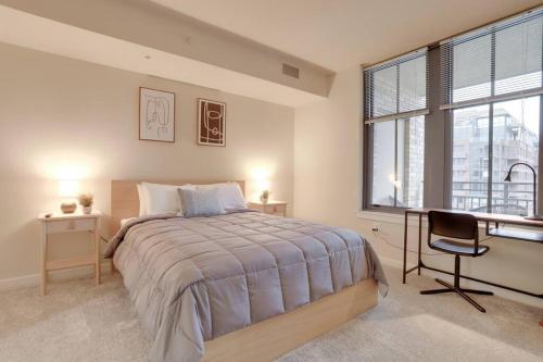 um quarto com uma cama, uma secretária e uma janela em Wonderful 1 BR Apt Located At Pentagon City em Arlington