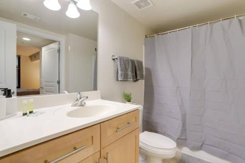 y baño con lavabo, aseo y ducha. en Wonderful 1 BR Apt Located At Pentagon City en Arlington