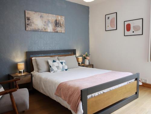 sypialnia z dużym łóżkiem i 2 szafkami nocnymi w obiekcie Lovely 3 beds house 6 guests King beds w Sheffield
