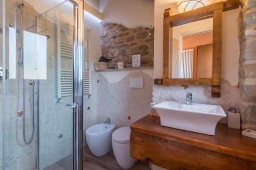 a bathroom with a sink and a shower and a toilet at Agriturismo Fonte Rosa in Fiastra