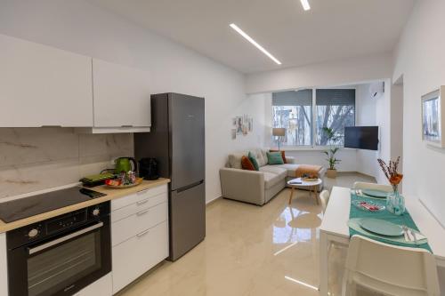 uma cozinha e sala de estar com um sofá e uma mesa em Danae Luxury Apartment - Rhodes in Ilha de Rhodes