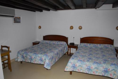 En eller flere senge i et værelse på Hotel Chez Chaumat