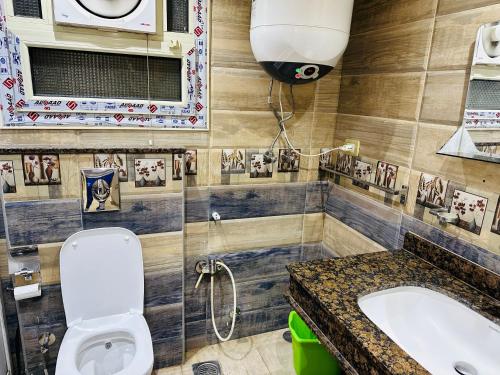 een badkamer met een toilet en een wastafel bij 41 العزيز بالله الدور 3 in Caïro