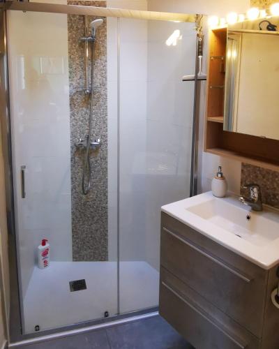 une salle de bain avec douche et lavabo dans l'établissement A 200m de la plage, charmante petite maison de ville, à Les Sables-dʼOlonne