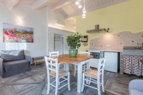 a kitchen and dining room with a table and chairs at Agriturismo Fonte Rosa in Fiastra