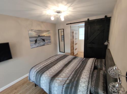 ein Schlafzimmer mit einem Bett in einem Zimmer mit einem Fenster in der Unterkunft Luxe Kamer aan Zee in Zoutelande