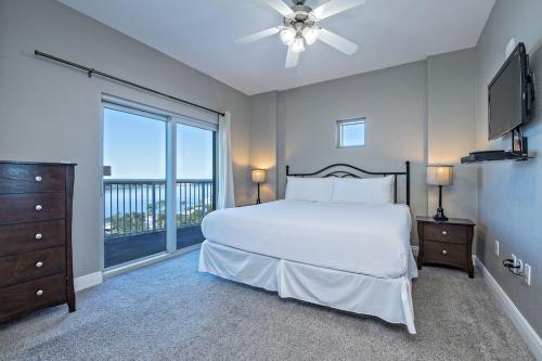 ein Schlafzimmer mit einem Bett und einem großen Fenster in der Unterkunft Crystal Tower Unit 1301 in Gulf Shores