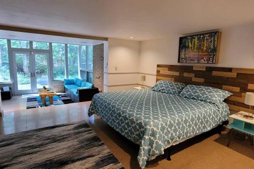Postel nebo postele na pokoji v ubytování Mid Century Modern Milwaukee House Spring Vacation
